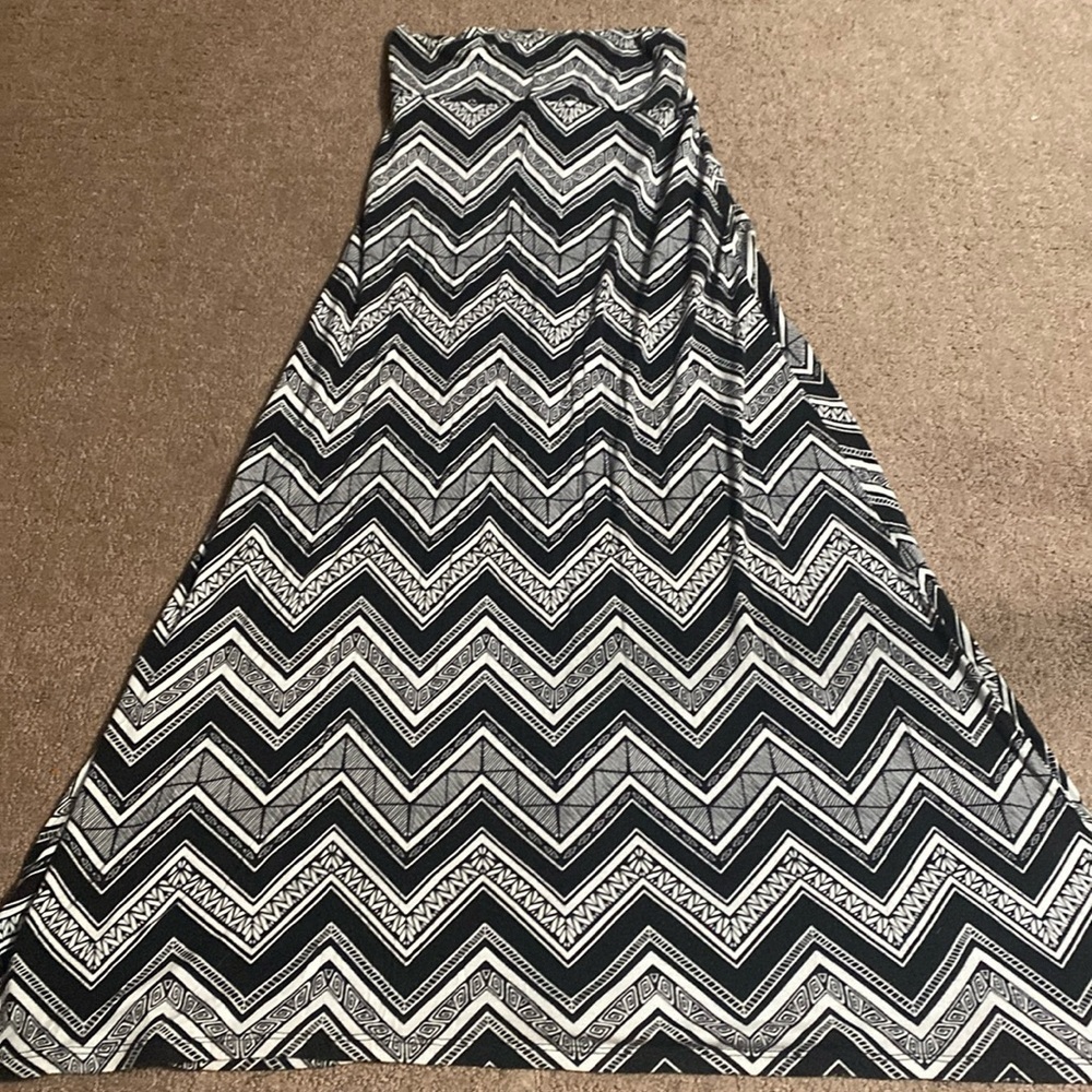 A-Line Zigzag Patterned Size Medium A-Line Maxi Skirt Black, Gray, & White Fall